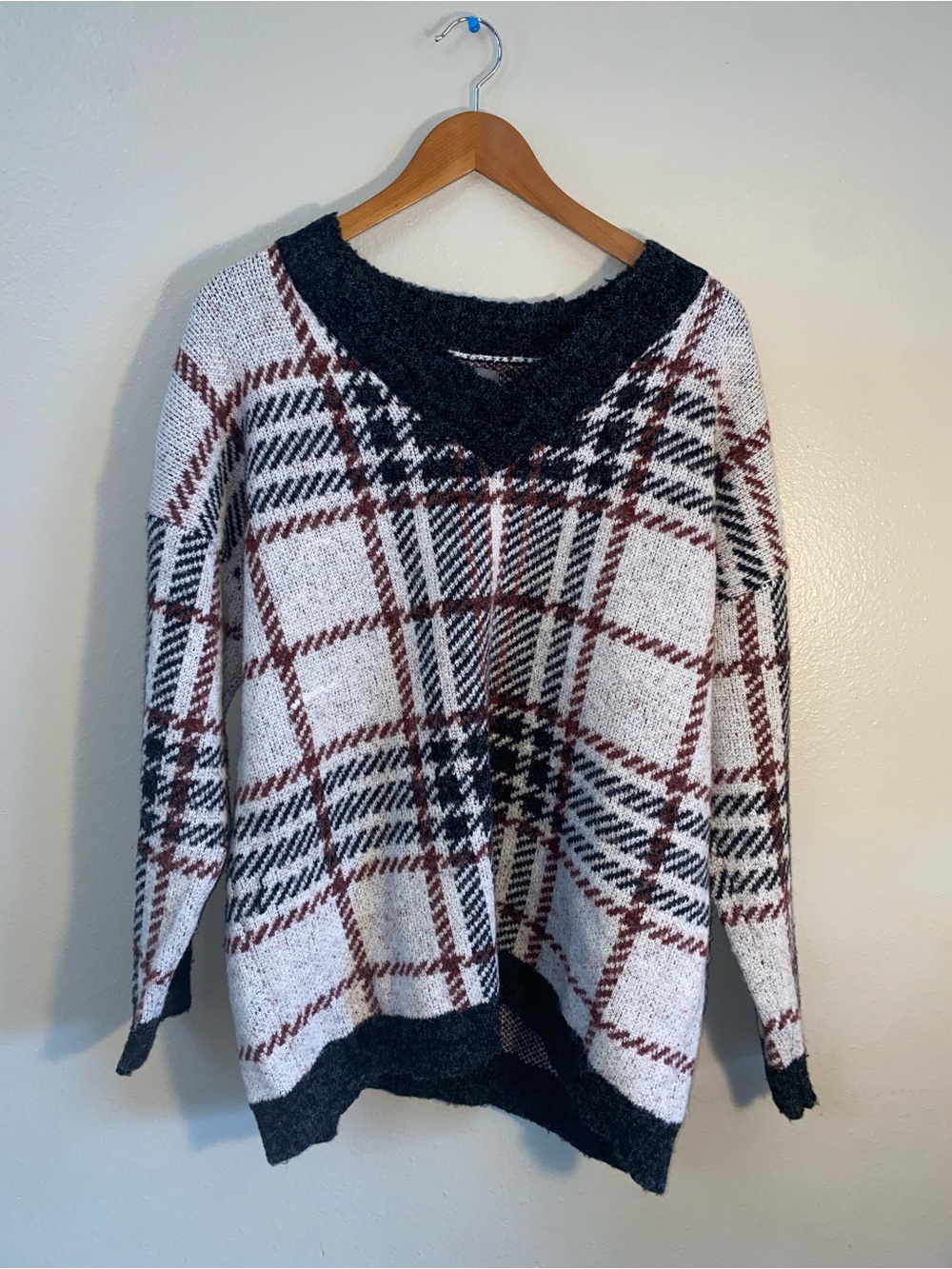 Natural Reflections Woodsman Plaid V-Neck Sweater Gray Red Black Size Medium